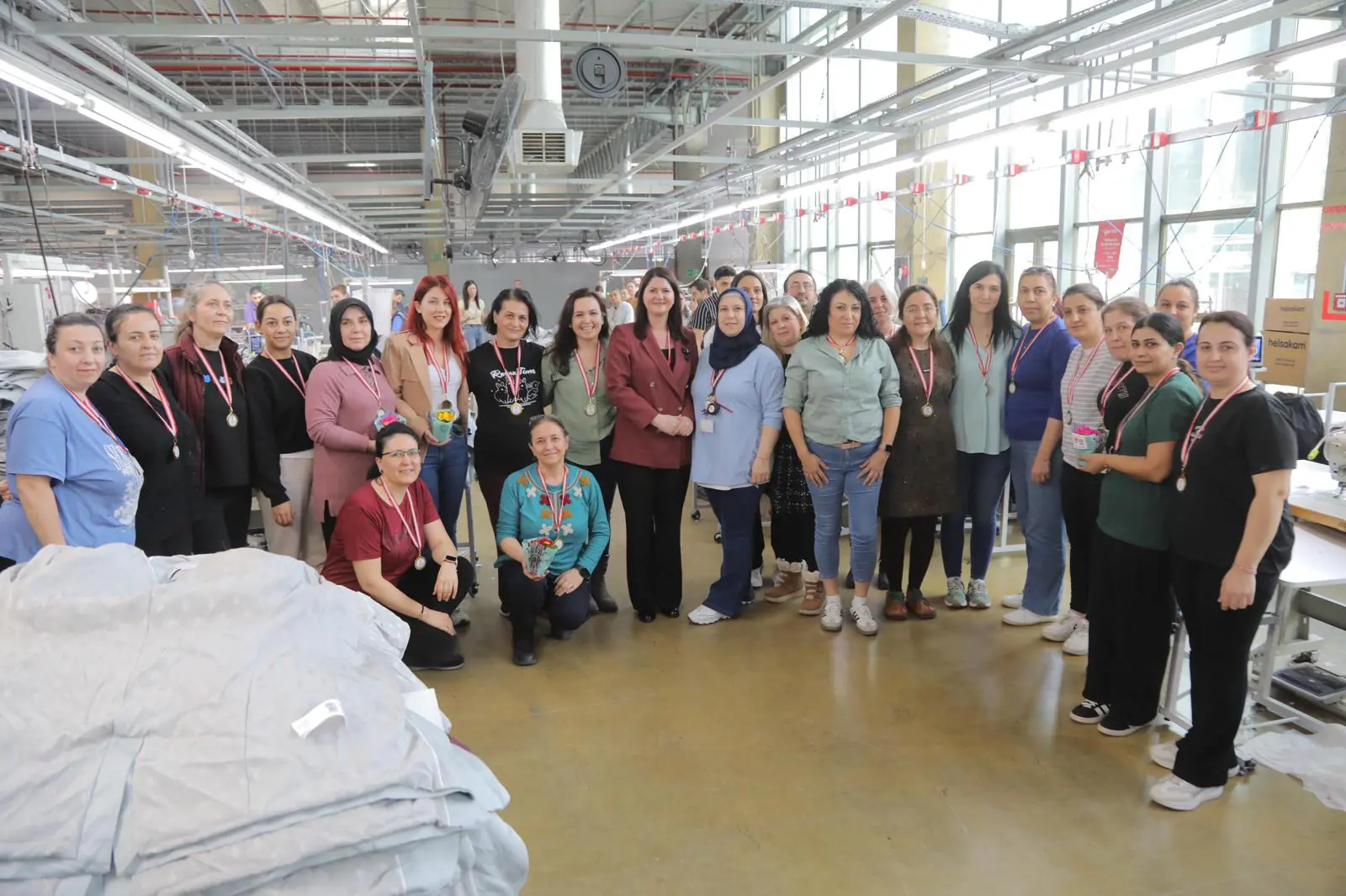 BAŞKAN GENCAN’A SEVGİ SELİ: FABRİKALARDA KADIN DAYANIŞMASI galeri görseli